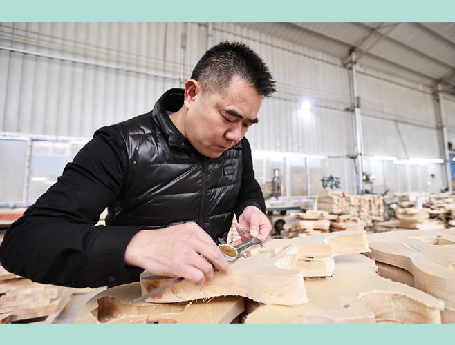 匠心独运,创新工艺雕琢的世界,用精湛技艺铸就乡村吉他"梦工厂"
